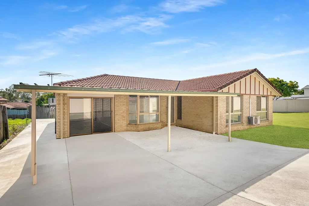 SPACIOUS FAMILY HOME WITH LARGE WRAP AROUND YARD