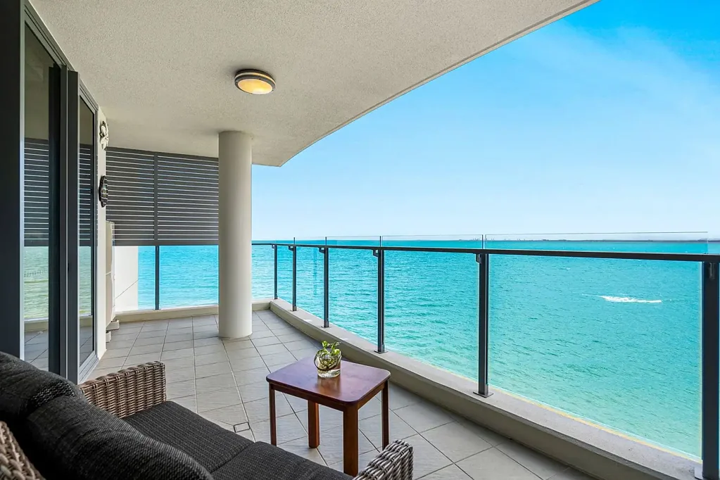 Stunning 3 Bedroom waterfront apartment.
Contact Julie Sykes 0438 050 110.