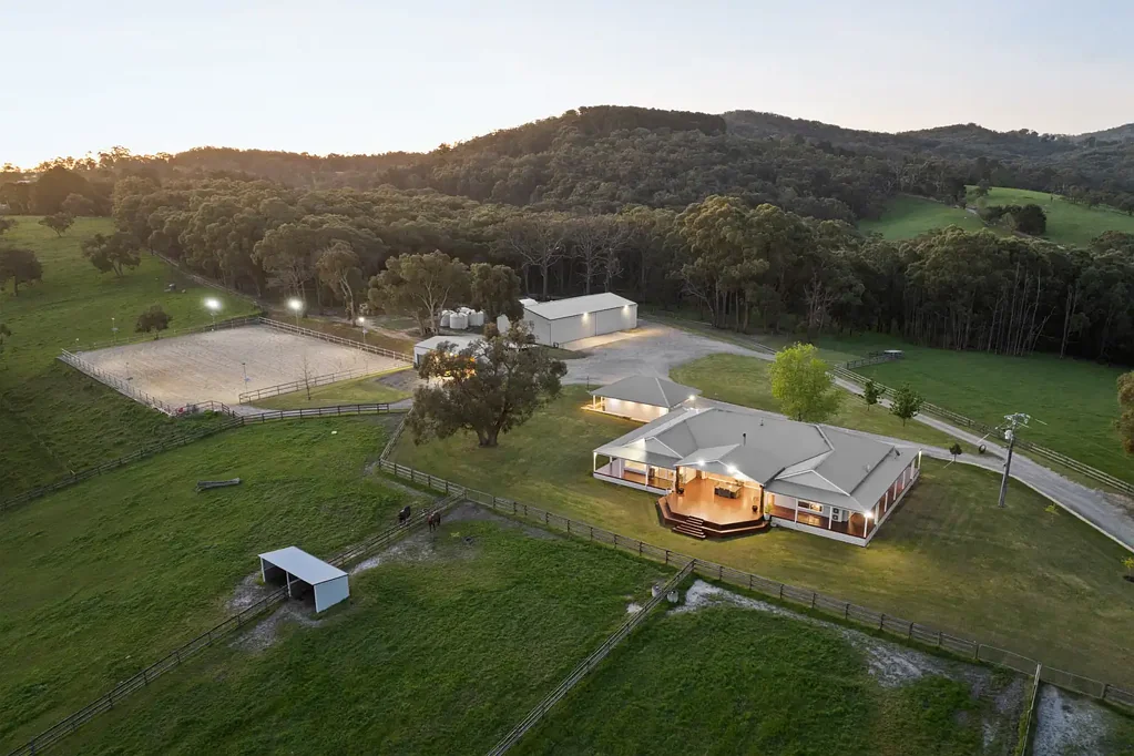 Nar Nar Goon North 5房  PANORAMIC VIEWS, TOTAL PRIVACY AND EXPANSIVE COUNTRY LIFESTYLE