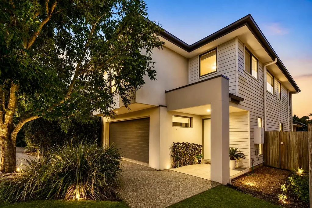 Redland Bay 4房 时尚海湾生活，现代家庭魅力 Stylish Bayside Living with Modern Family Appeal