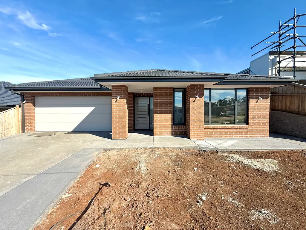 Brand New Family Home with 3 Bathrooms in the Waterford Rise Estate