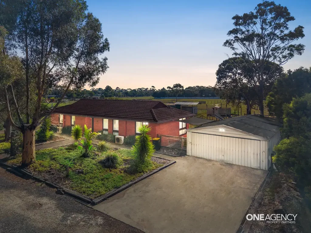 Space, Sheds & Serenity: 5-Acre Country Oasis in Lara!