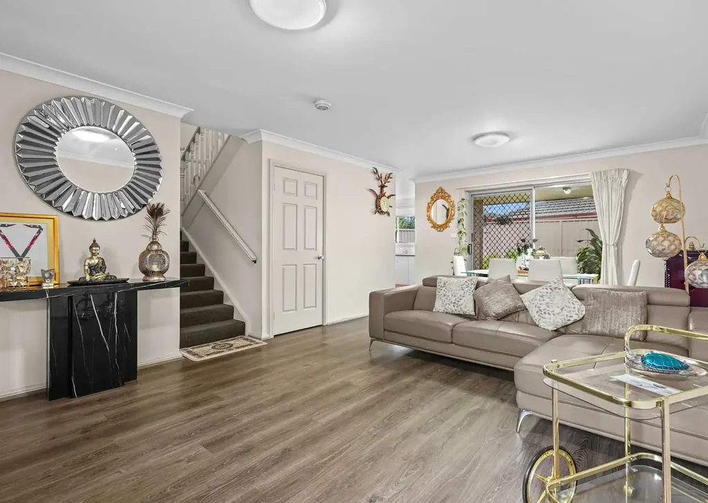 Ingleburn 3બેડરૂમ Three Bedroom Townhouse,  Walk to Ingleburn Train Station !