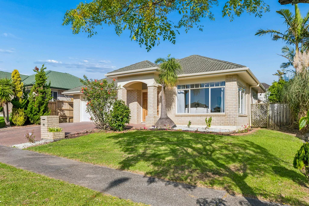 East Tamaki Heights 4房 单层砖瓦住宅！三校网加持，精美翻新，内进式双车库，兼具舒适性与实用性！ Brick & Tile: Triple School Zone Gem