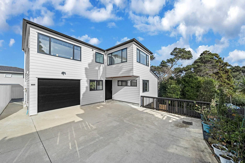 Totara Vale 5침실 Near-New Family Home with Granny Flat Potential