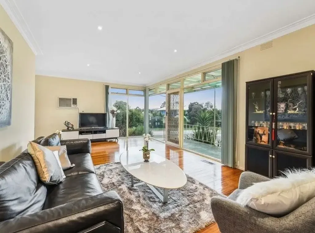 Dandenong 3Phòng ngủ Spacious 582m² Block with Great Potential
