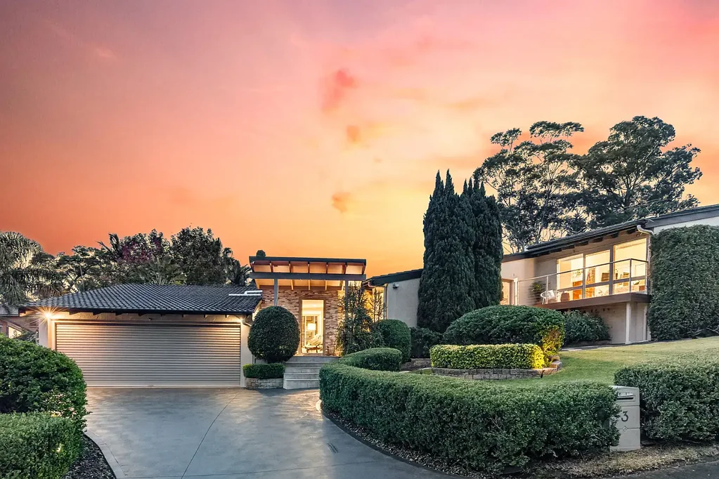 Cherrybrook 4房 精心翻新住宅 宽敞木地板 闪亮游泳池 新建娱乐区 双车库 学区房 便利生活 Elegant Family Living Redefined