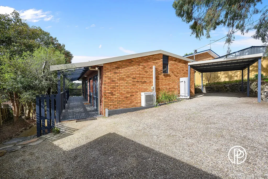 Woori Yallock 3બેડરૂમ IMMACULATELY PRESENTED HOME WITH LOVELY VIEWS