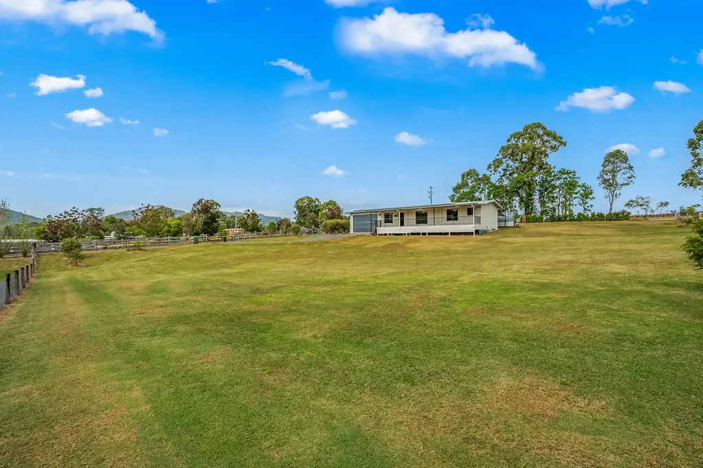 Gloucester 4房  Elevated Acre Living With Excellent Views