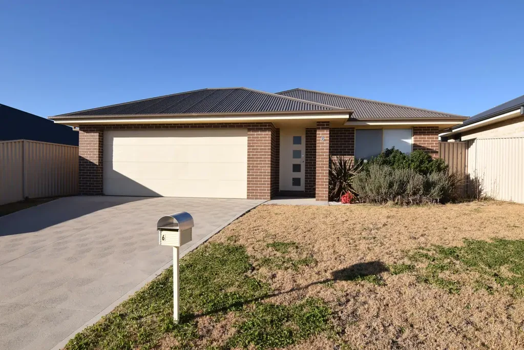 SPACIOUS 3 BEDROOM HOME