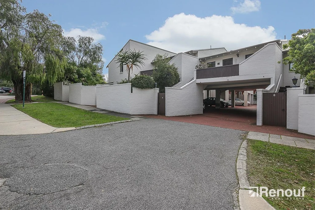 Crawley 3침실 3 Bed 2 Bath Courtyard Townhouse. Walk to everything!