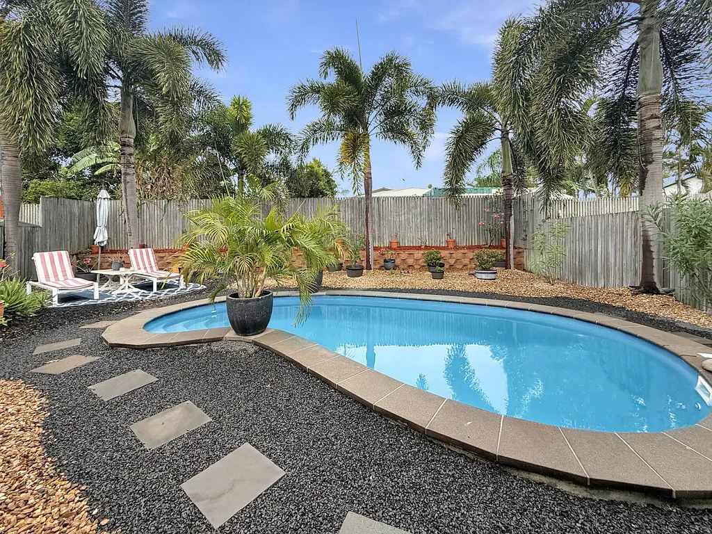 Bushland Beach 4Zimmer OPEN HOME SATURDAY 10AM - Cathedral Ceilings, Pool and Family Sized Living