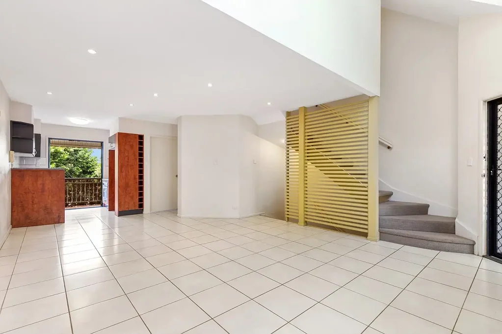 SPACIOUS TRI-LEVEL TOWNHOME IN PRIME LOCATION