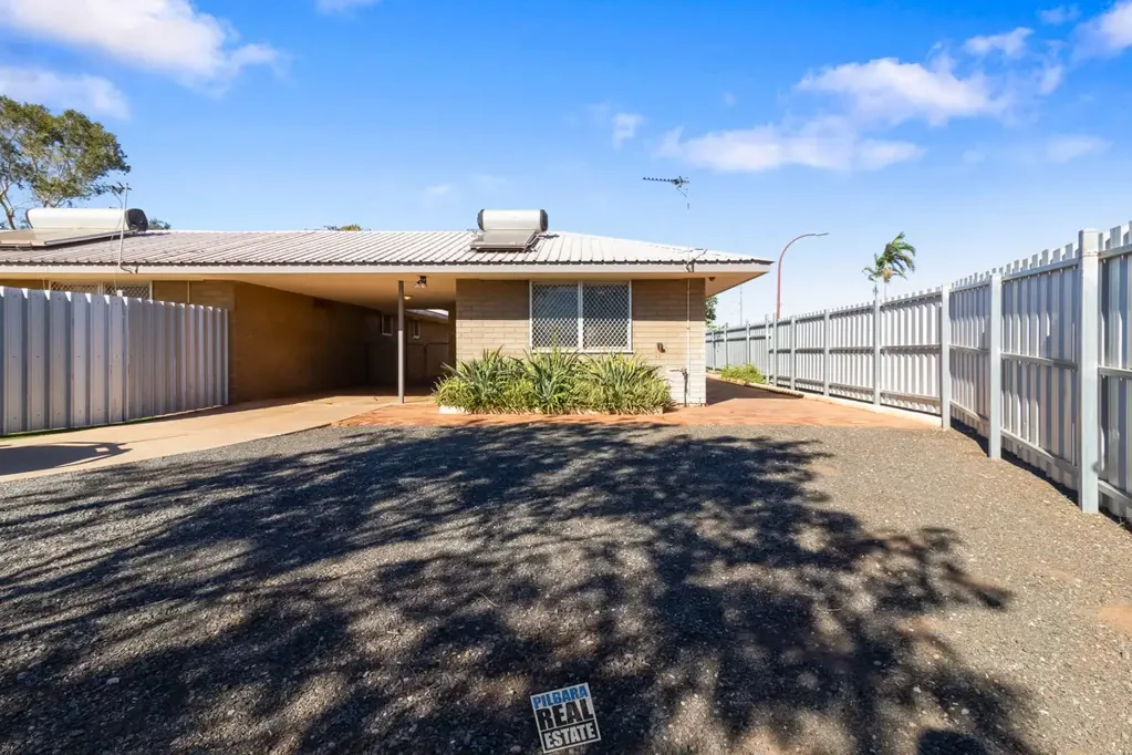Low maintenance 2 x 1 unit with parking space!