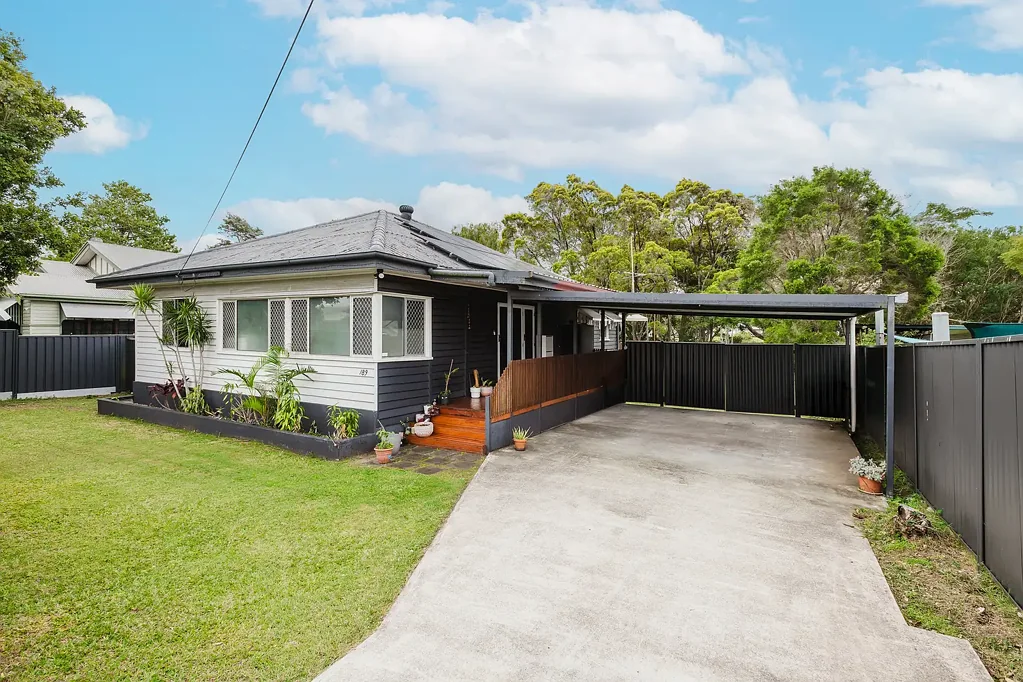 Boondall 3房 宽敞814m²地块 现代长廊厨房 石材岛台 双车位车库 步行公交车站 Low-Maintenance  Low-set on a Generous 814sm Allotment