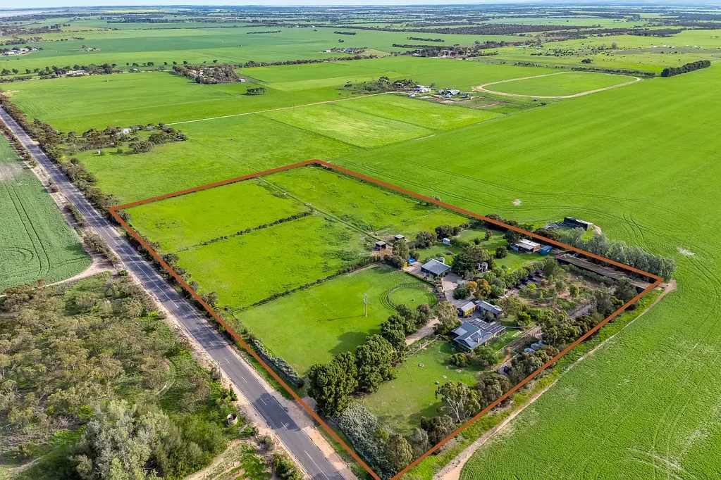 Angas Plains  Open the Door to the Freedom of Country Living - No More Water or Power Bills, Just a Life in Harmony With Nature