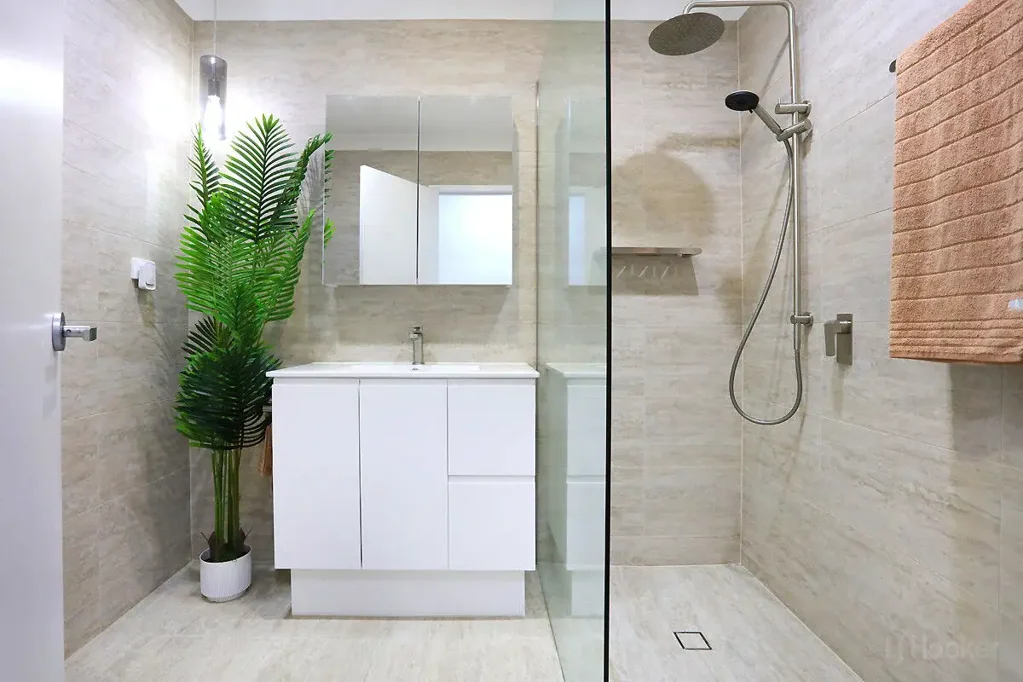 Coombabah 3房  Renovated Waterfront Living in Prime Positioning of Prouds Landing