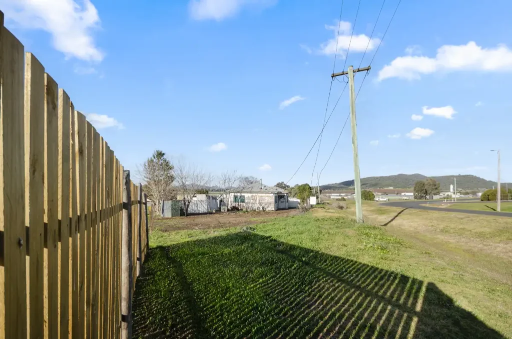 Quirindi 3chambre LARGE RESIDENTIAL BLOCK - restoration/ development property