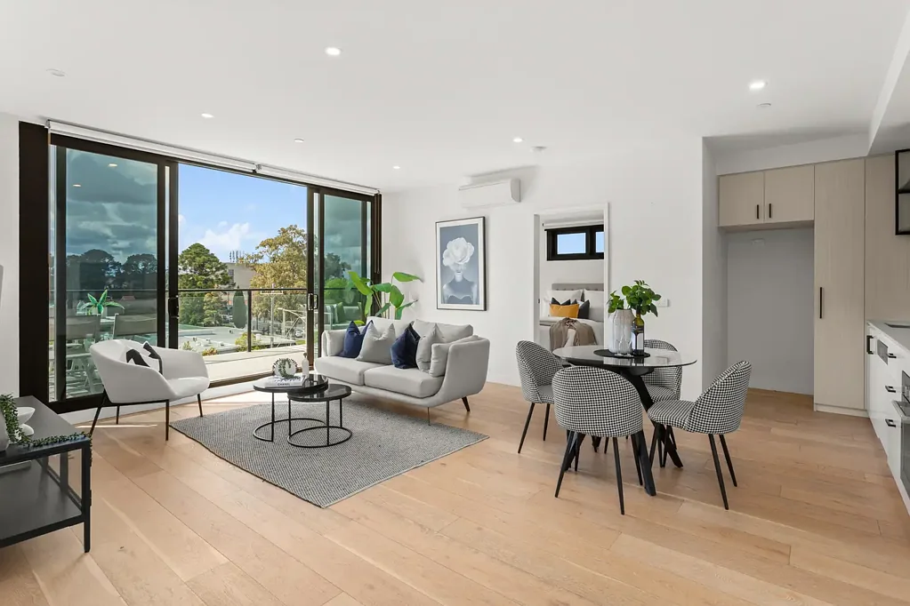 Hughesdale 2房 时尚公寓 2卧2卫 主卧带套间 开放式厨餐区 超大阳台 环绕景观 安全车位 现代设计 步行生活圈 Discover Your Urban Sanctuary