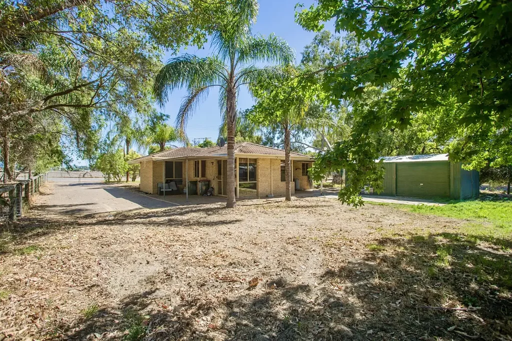 3-4 Bed / 1 Bath Country Home