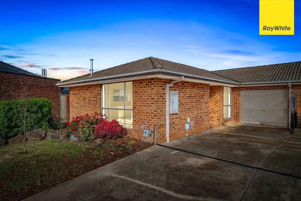 2/4 Asquith Place, Melton West, VIC 3337