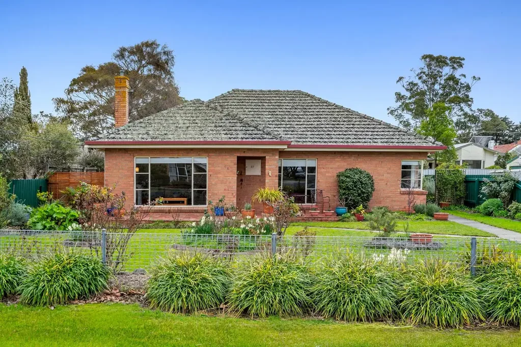 27 Moore Street, Colac, VIC 3250