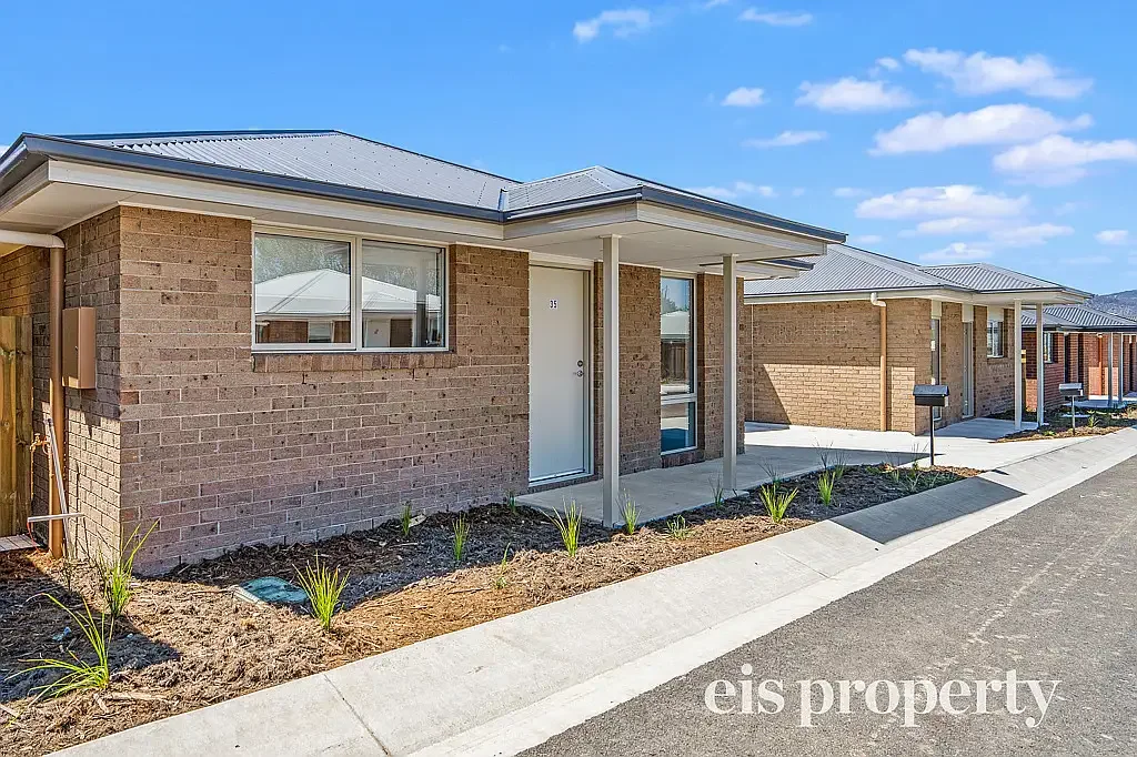 Sun-Filled Villa In Low Maintenance Complex