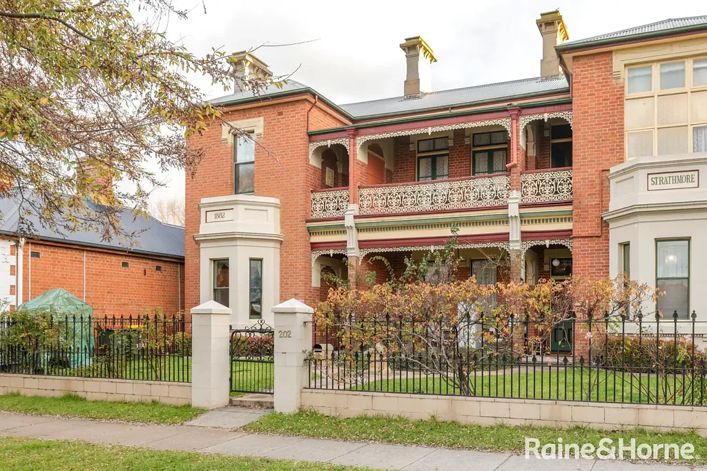 FURNISHED TOWN HOUSE CLOSE TO THE CBD - Available Now!!