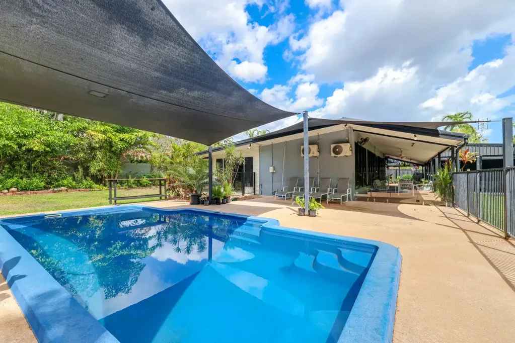 Karama 4कमरा EPIC RENOVATED, PRIVATE & PACKED WITH EXTRAS - POOL, SOLAR, SHED, AMPLE PARKING ON A MASSIVE 1,220SQM BLOCK