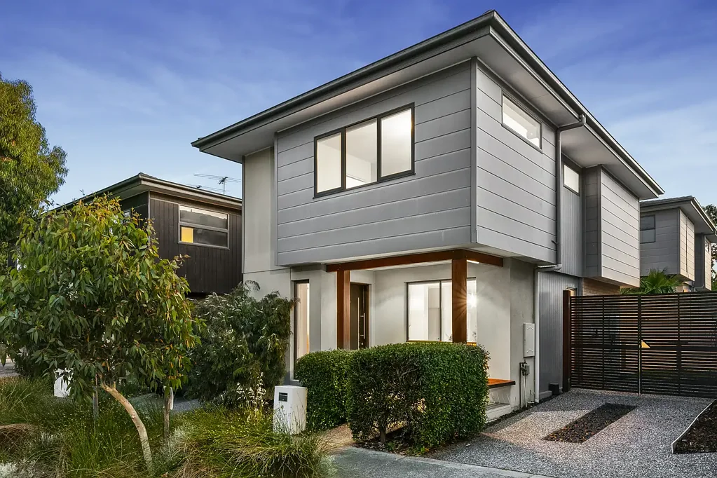 West Footscray 3房 精心布置三卧 2.5卫低维护花园 主卧带步入式衣帽间 现代厨房 木地板 燃气壁炉 分体式冷暖 West Footscray宁静绿街 Timeless Contemporary Home, Tranquil Lifestyle Location