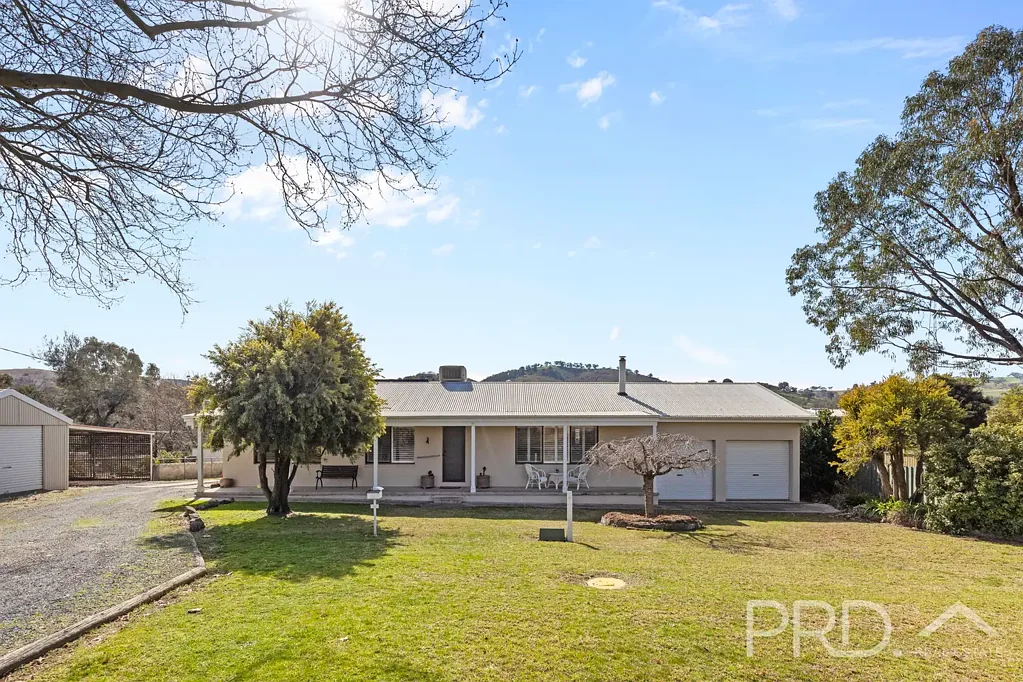 Adelong 3ਬੈੱਡਰੂਮ Lifestyle Opportunity with Creek Frontage!