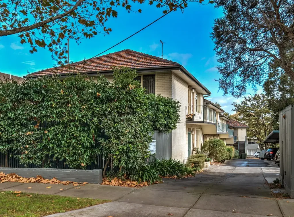 Glen Iris 1房 精品楼块转角 地铁公交便捷 现代简约舒适 宽敞卧室储物 翻新浴室温馨 Contemporary Simplicity In A Prime Glen Iris Setting