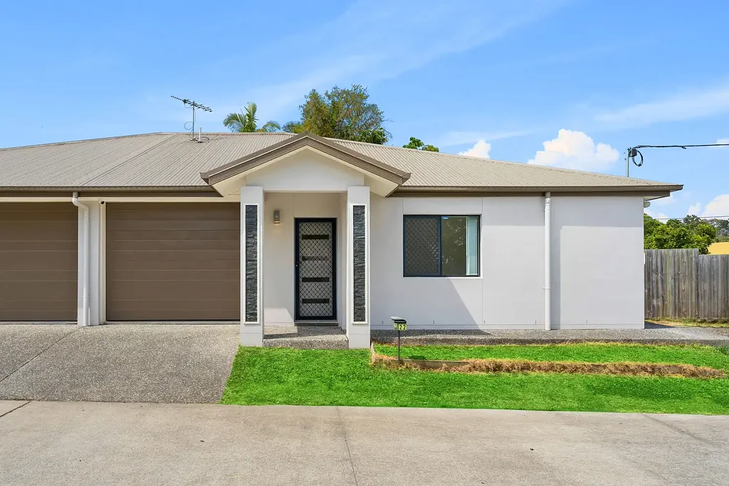 Spacious Family Home & Low Maintenance Living in a Fantastic Location!!