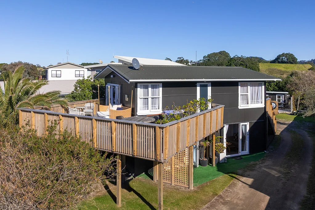 Waihi Beach 2 Bedroom Retro Coastal Gem