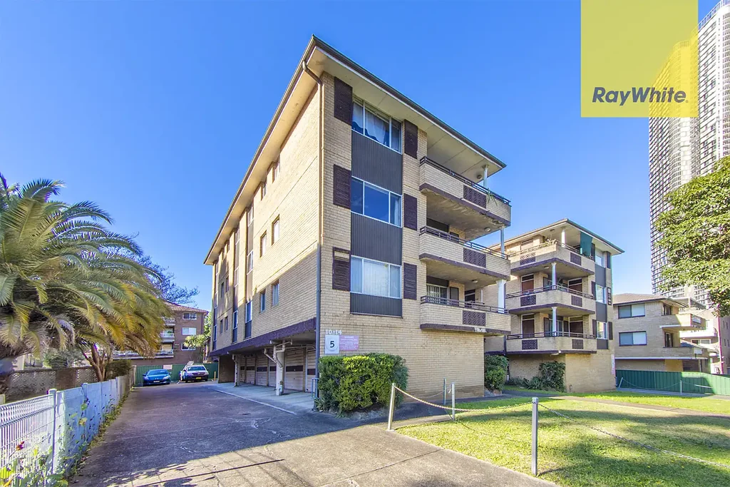 Freshly Updated 2-Bedroom Unit Close to Parramatta River & CBD