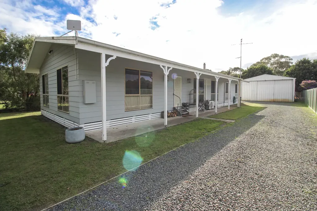 Langsborough 4Habitaciones SPACIOUS FAMILY HOME; On approx Quarter of an acre – Perfectly Positioned Between Yarram & Port Albert

HUGE SHED & STORAGE