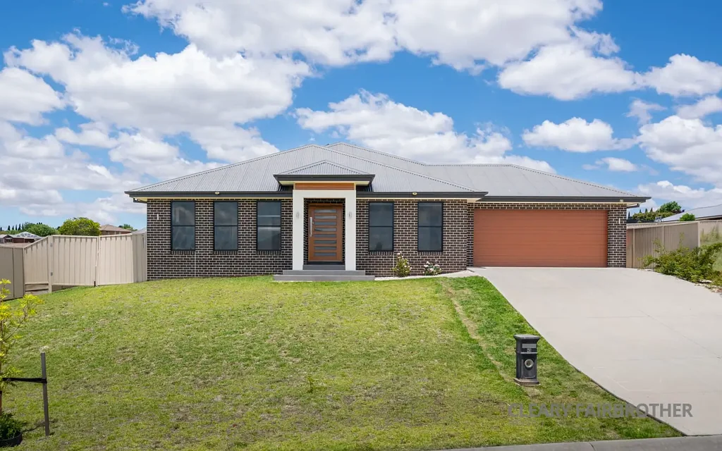 Abercrombie 4 Slaapkamer Elevated Luxury Living in Sought After Premier Location