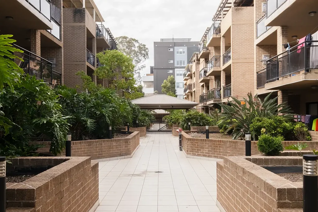Gorgeous Freshly Painted Executive 2 Bedroom Apartment - Perfect for the Commuter