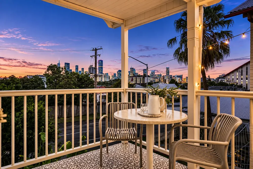 East Brisbane 3બેડરૂમ A Rare Elevated Character Residence with Sweeping City Views