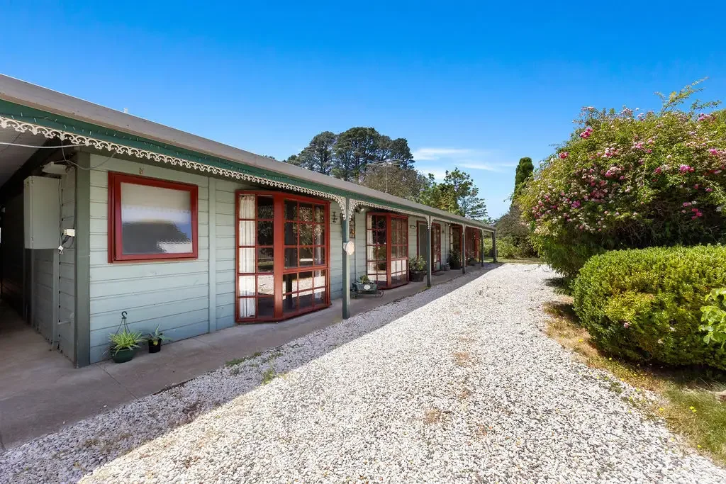Ballan 4chambre Spacious Family Home with Exceptional Outdoor Amenities and Golf Course Views.