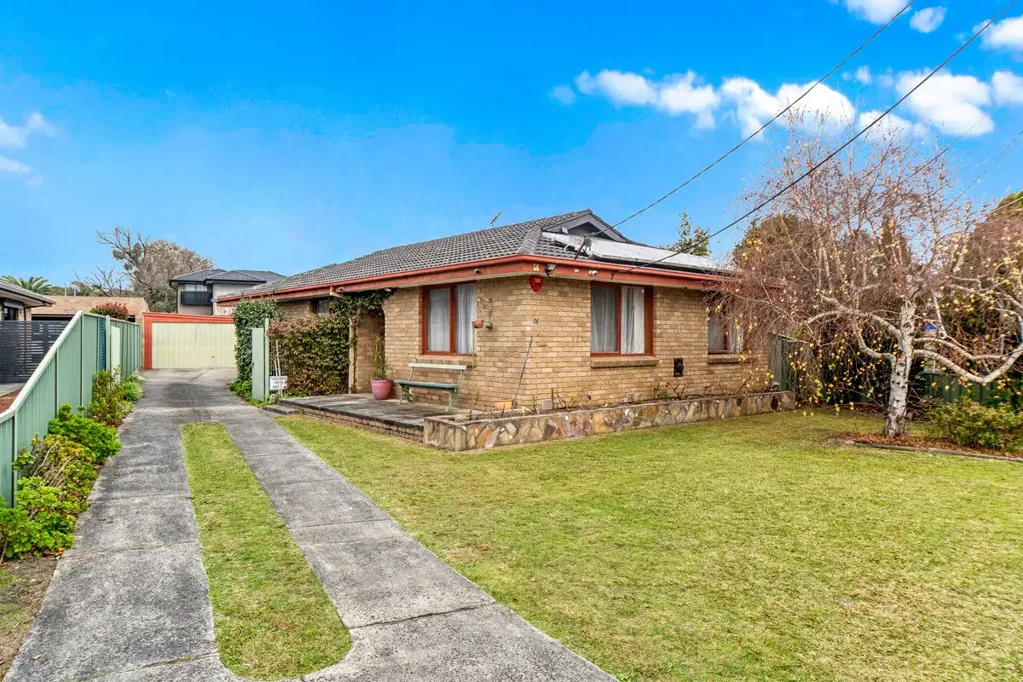 Frankston 3房 709平米阔地宝藏 私密庭院成熟绿植 灵活后房设计 双车库四车位 太阳能高效节能 地段便利生活优 Endless Potential on a Generous Block