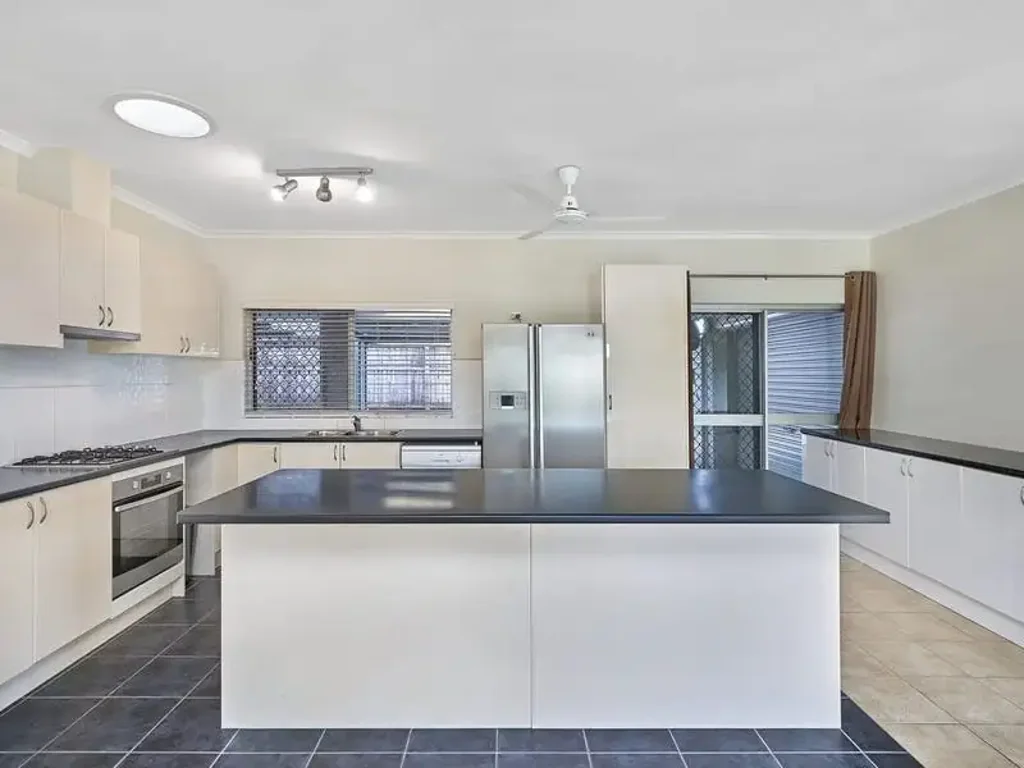 9 Mcfarlane Drive, Kanimbla, QLD 4870, 5 phòng ngủ, 2 phòng tắm, House