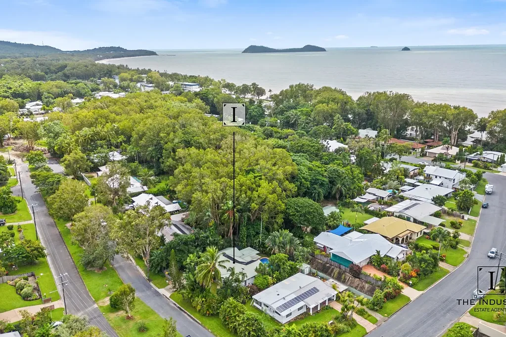Tropical oasis only minutes from the beach