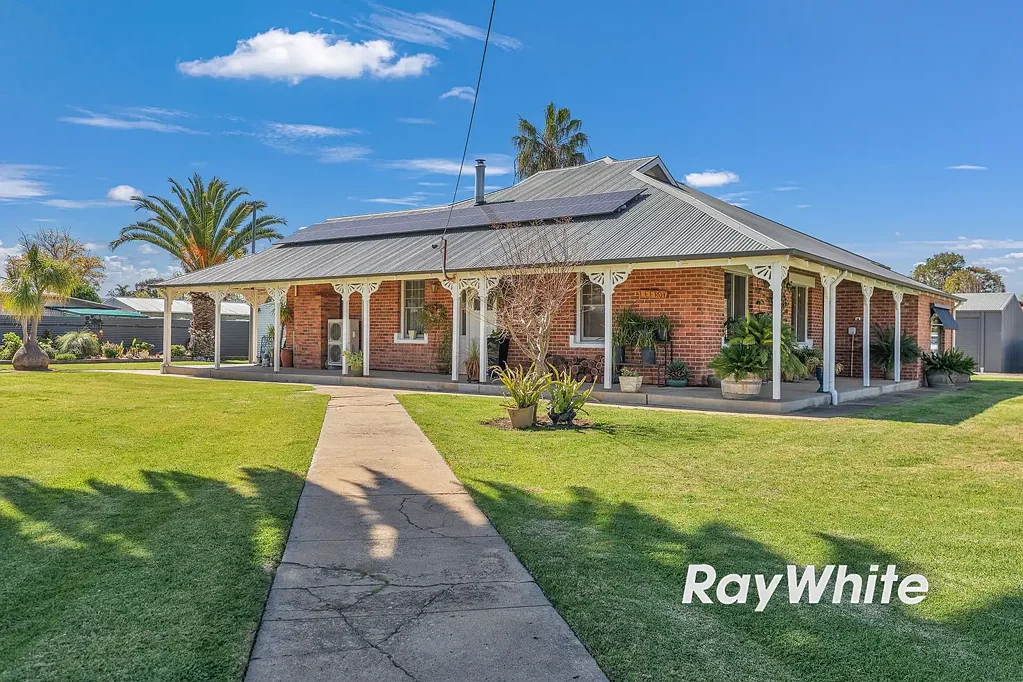 Barham 5ਬੈੱਡਰੂਮ Live the Barham Lifestyle - SET ON A CNR BLOCK AMONGST THE PALM TREES (2104m2 - 1/2 acre)