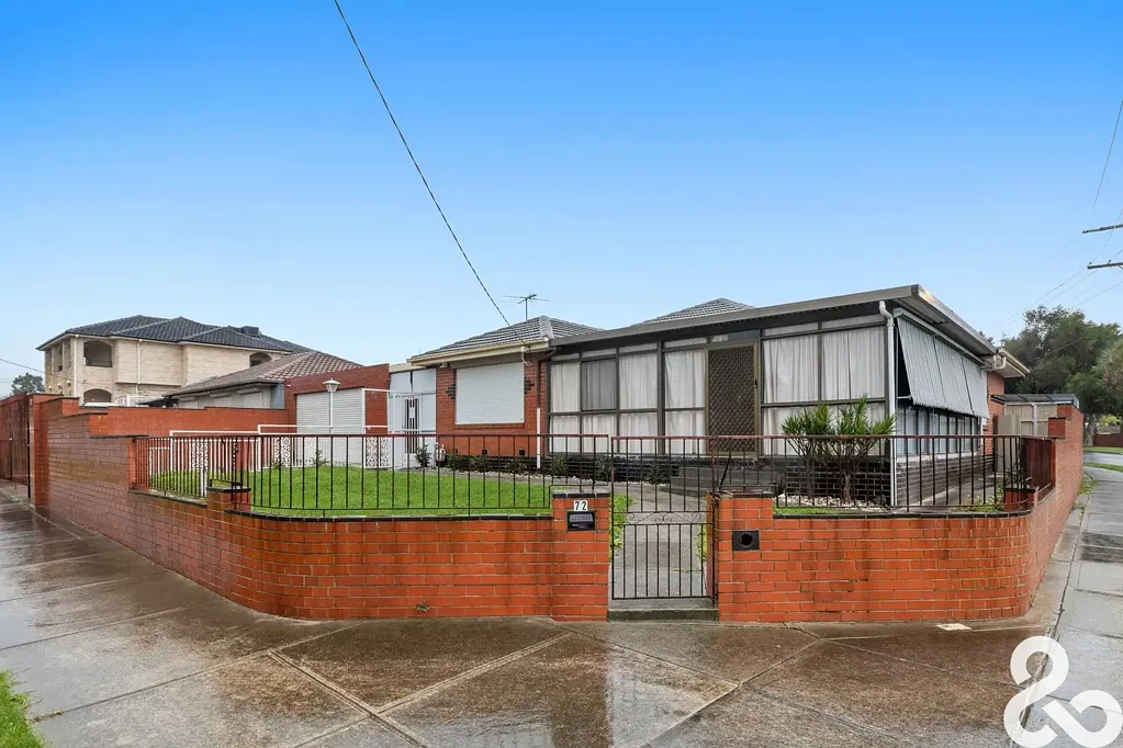 Campbellfield 3房 转角地块实用布局 三卧一浴独立屋 大型车库工作间 靠近小学公园 快速通达高速购物中心 Corner Block Allotment with Clear Potential