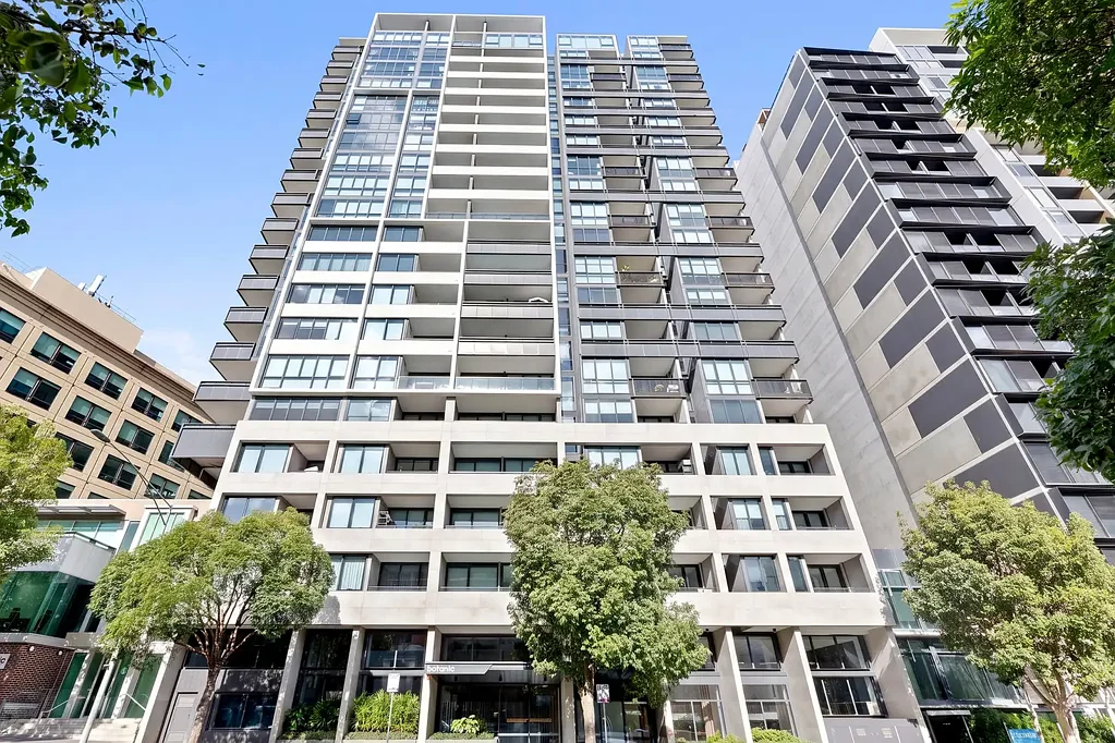 Southbank Lifestyle at Your Doorstep – Spacious 2-Bedroom Apartment with Secure Parking