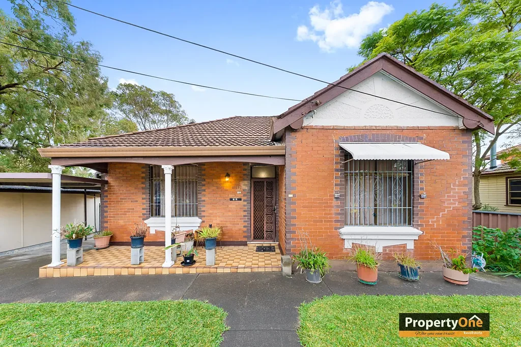 Belmore 3房 全砖结构住宅 477㎡宽敞地块 18.7米临街面宽 卓越再开发潜力 步行可达学校公园商店 Blue-Chip Belmore Opportunity – 477sqm with Rare 18.7m Frontage for Sales. Don't miss out.