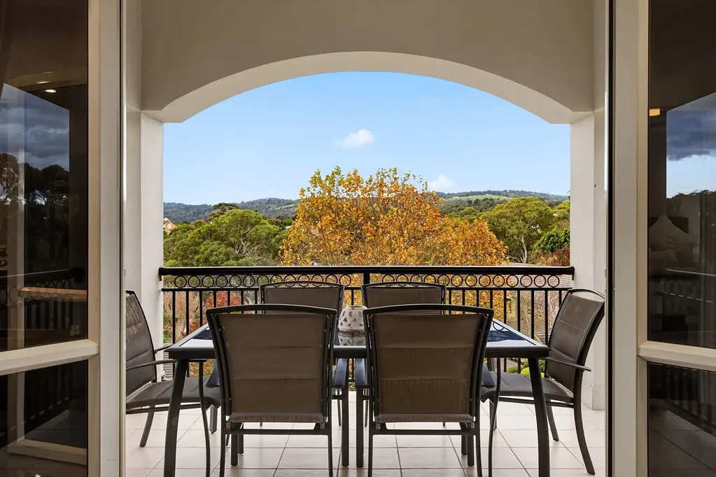 Flagstaff Hill 4房  Grand Family Living in a Prestigious Foothills Setting.