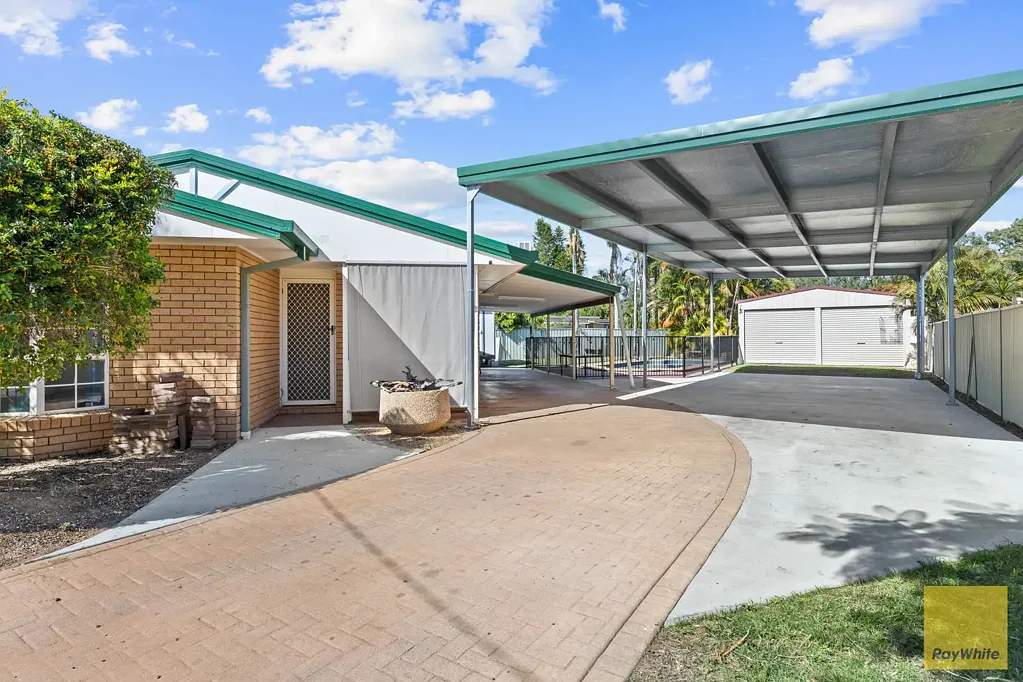 Emerald 3chambre NEAT LOWSET BRICK HOME WITH POOL, SHED, 6 BAY COVERD AWNING AND DONGA