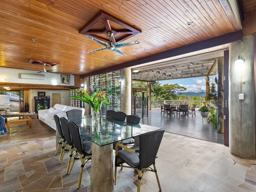 Edge Hill 6 Bedroom Spectacular City and Mountain Views..beautiful home